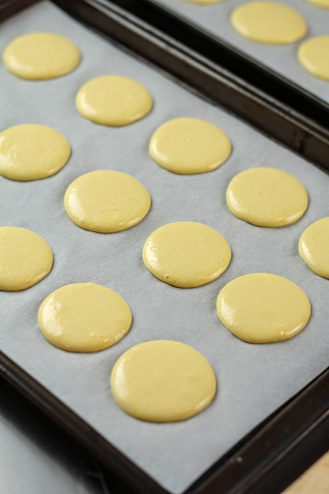 piped macarones
